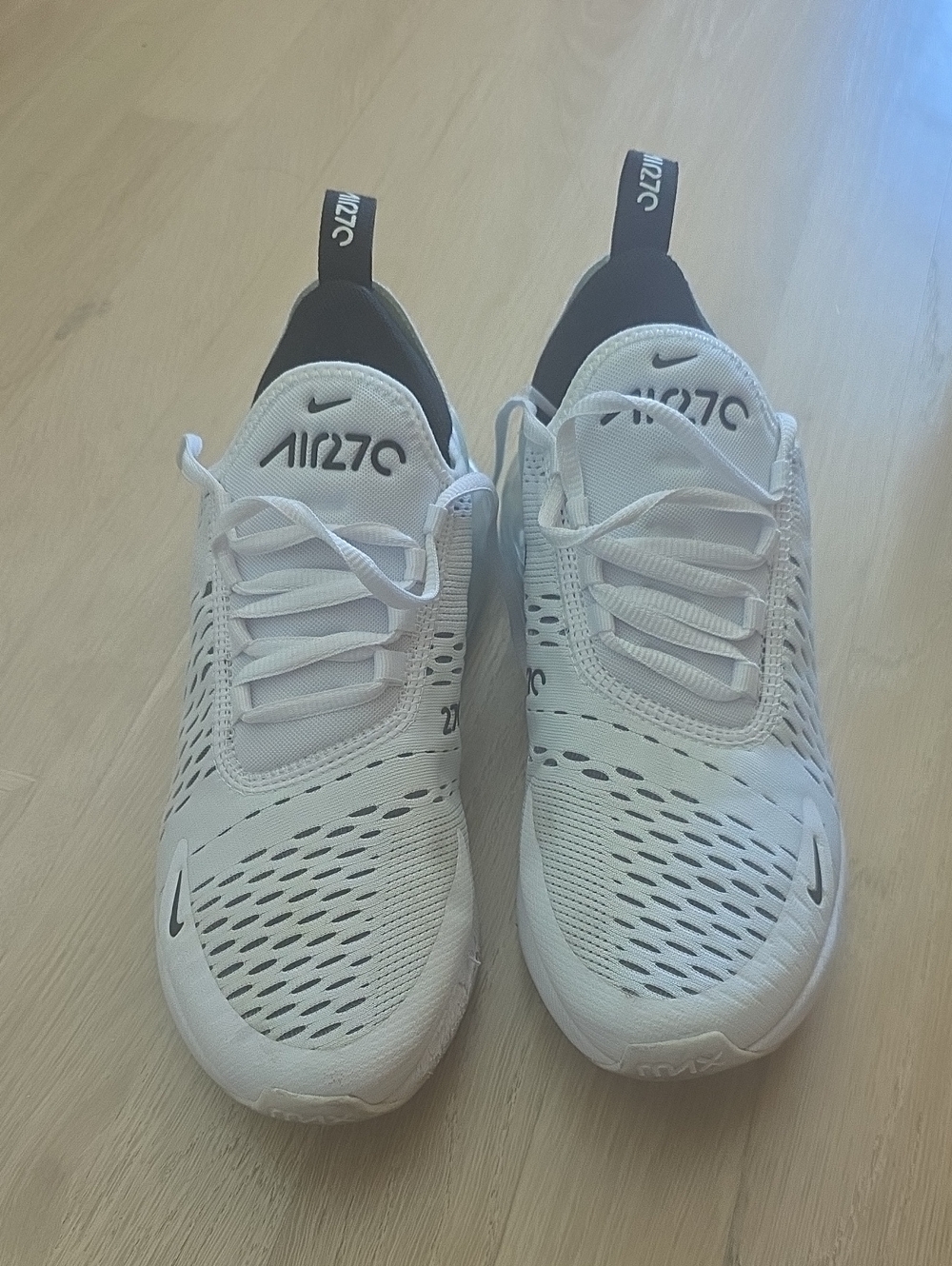 Nike Women's Air Max 270 White and Black Low-Top Sneakers Size 7.5 EUC
